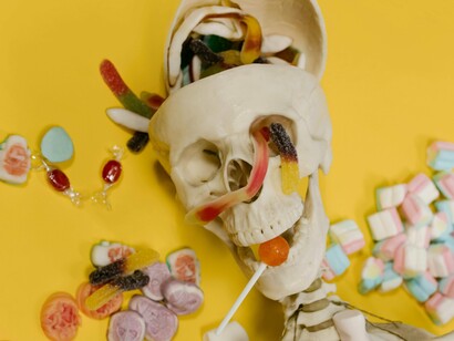 Esqueleto cercado de doces. Eu devo confessar que faço uso do açúcar até mesmo em pratos salgados, dependendo do uso eu posso conseguir mais cor, aroma, textura, conservação… Saudades das minhas costeletas adocicadas, antes delas umas boas entradas com meu Chutney de Carambola, ou minha conserva de Cebolas Selvagens… Hummm