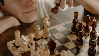 Sur l’échiquier du monde, chacun avance son pion sans toujours comprendre la partie : entre stratégie et illusion, l’ordre social rejoue le même scénario sous d’autres figures