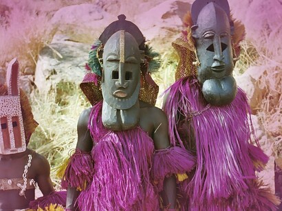 Máscaras tradicionais Dogon em Tirelli, Dogon Country, Mali. Você não precisa seguir os roteiros tradicionais para aprender sobre um lugar. Ao escolher uma abordagem mais autêntica e personalizada, você tem a chance de descobrir uma África que é muito mais do que as imagens que a mídia costuma retratar. Não é sobre o que você vê em fotos ou filmes, mas sobre o que você vive e sente ao se conectar com as pessoas locais