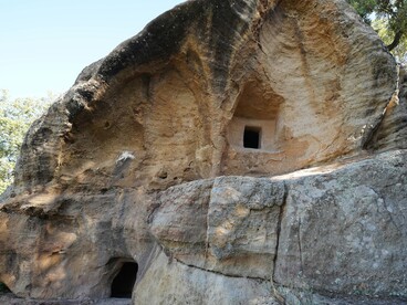 In questo paesaggio primordiale, le domus de janas sembrano vegliare silenziose, come se la terra stessa conservasse memoria di riti, paure e magie antiche