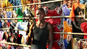 Jovem em tenda do Mercado Municipal de Moçambique