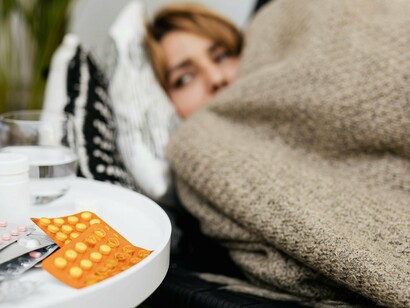 Síndrome da fadiga crónica (também conhecida como encefalomielite miálgica) é uma condição caracterizada por fadiga intensa e incapacitante, que não melhora com repouso e piora com esforço físico ou mental (mal-estar pós-esforço). Também pode haver distúrbios do sono, dor, disfunção autonómica, intolerância ortostática e alterações cognitivas. A fisiopatologia ainda não é completamente elucidada, e não há biomarcadores específicos. Isso torna o diagnóstico desafiador, e muitos pacientes enfrentam ceticismo médico e familiar, sendo erroneamente rotulados como “preguiçosos” ou hipocondríacos