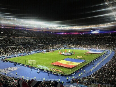 Un stade vibrant sous les couleurs nationales, où chaque geste des joueurs devient une promesse d'avenir. La salutation du match France-Moldavie en 2018 à Paris