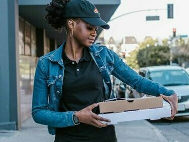 Só que o motorista, dono de seu carro, sua fábrica de corridas, provavelmente escolhe os postos em que irá abastecer. Escolhe se irá comer ou não. Escolhe se é melhor esperar uma corrida que pague mais ou se aceita qualquer uma e ganha no atacado. Note que ele não é o capitalista. Ele é apenas mais um movendo o engenho dos senhorzinhos

