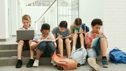 O trabalho do professor é atuar para auxiliar os educandos a alcançarem o seu desenvolvimento potencial. Cabe ao professor planejar o ensino do conteúdo de modo a proporcionar que o estudante desenvolva novas habilidades e competências, construindo novos saberes. Considerando que as classes escolares são compostas por pessoas de distintas características é esperado que em cada curso haja níveis de desenvolvimento e de conhecimento diferentes. Portanto, planejar as estratégias a serem utilizadas para o ensino de conteúdos coloca-se como um importante desafio docente