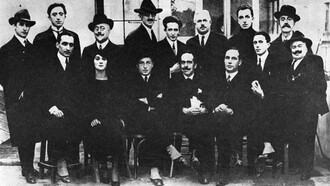 Foto di gruppo alla Redazione Avanti! 1921Scalarini è l'ultimo in piedi a destra, davati a lui Giuseppe Romitaal centro seduto il terzo da sinitra Pietro Nenni, 1921