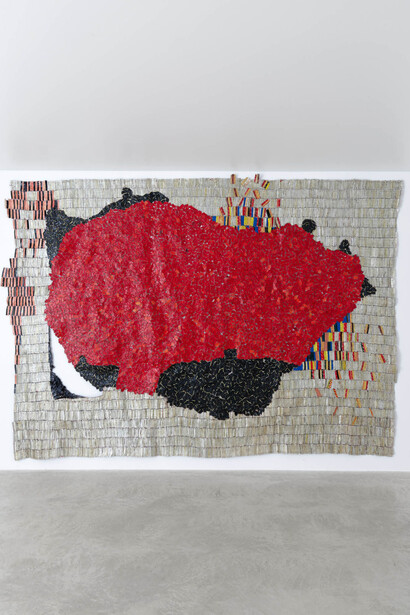 El Anatsui, exhibition view. Courtesy of Axel Vervoordt Gallery