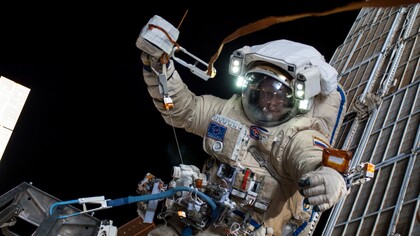 Il cosmonauta russo Oleg Artemyev, ingegnere di volo della Expedition 40, vestito con una tuta spaziale russa Orlan, partecipa a una sessione di attività extraveicolare (EVA) a sostegno della scienza e della manutenzione sulla Stazione Spaziale Internazionale. 2014, fonte NASA