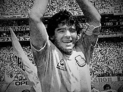 Diego Maradona, le héros national argentin, célébrant sa victoire à la Coupe du Monde 1986. Un moment d’extase et d’histoire pour toute une nation, marquant l’ascension de l'un des plus grands joueurs de l’histoire du football