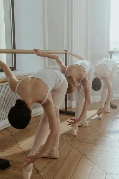 Mesmo atividades mais simples, como caminhadas em ambientes naturais, podem ter efeitos significativos, pois a combinação de movimento, luz solar e estímulos visuais variados ativa múltiplas áreas cerebrais