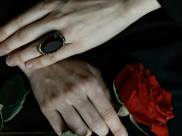 Não podemos prever o próximo encontro, muito menos a próxima vítima. Ela ronda silenciosa, chega de repente e, sem que ninguém perceba, entristece o bando outra vez



