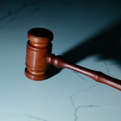 Il primo grado di giudizio si svolge davanti al Tribunale o al Giudice di Pace per le cause minori, mentre per i reati più gravi è competente la Corte d’Assise  