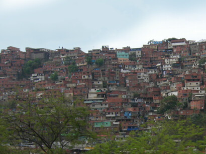 En el trabajo de desarrollo, los equipos multidisciplinarios han logrado, en cierta medida, concientizar al público sobre los problemas mundiales: han educado a gobiernos y a los medios de comunicación. Los tugurios de Petare en Caracas, Venezuela