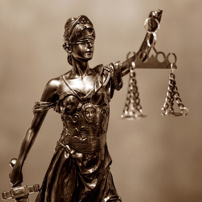 Il sistema giudiziario italiano prevede tre gradi di giudizio per garantire il diritto alla difesa e la revisione delle sentenze  