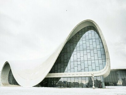 A futuristic building brought through life through computational architecture in Baku, Azerbaiyán  