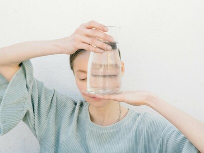 Durante o período medieval, a estrutura feudal reforçava a distância entre diferentes classes, e aqueles que fugiam aos padrões sociais — como pessoas com deficiência ou com transtornos mentais — eram muitas vezes isolados ou abandonados (Henriques, 2018; Ramos, 2023)