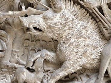 L’incontro improvviso con il cinghiale coglie il protagonista in un momento di massima fragilità, trasformando la paura della morte in uno shock paralizzante. Sarcofago con caccia al cinghiale calidonio e corteo funebre, Palazzo Barberini, Roma