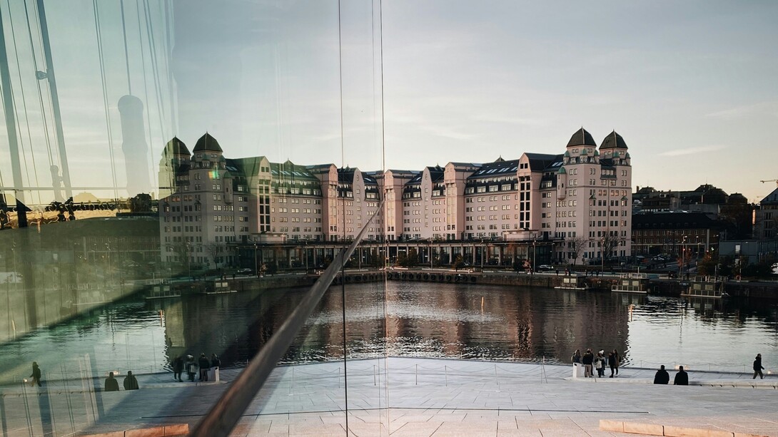 Oslo è una capitale a misura d’uomo, dove ogni angolo invita a rallentare e godersi il paesaggio. L'ex edificio editoriale nell'ex magazzino Havnelageret di Oslo, Norvergia