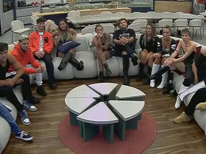 Formatos como Gran Hermano convierten la convivencia en un espectáculo, explotando tensiones humanas para generar audiencia