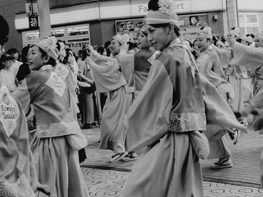 As culturas populares otimizam o fútil até torná-lo algo extraordinário. Brincam com o imaginário e fazem das tradições vivas o sentido do popular, a fim de entender o mundo no qual vivemos, o mundo que as ciências tornam possíveis