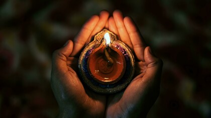 Eu aspiro com todo meu ser reverenciar a vida e seus Reinos da Natureza, de toda vida na vida, eu sou feliz com a presença da Reverência, mas está me parecendo cada vez mais impossível viver assim como vivem os seres humanos agora dona Alma, onde a reverência está toda voltada ao poder do capital! 