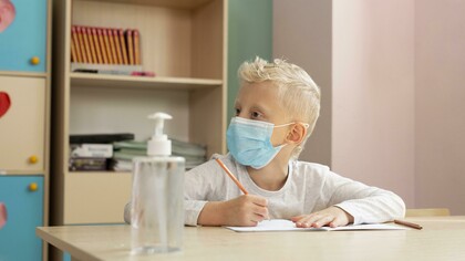 La educación hospitalaria y domiciliaria constituye una expresión plena del derecho a la educación, al garantizar la continuidad del aprendizaje incluso cuando la enfermedad interrumpe la escolaridad en contextos de internación o convalecencia