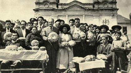 José María Arguedas, junto a artesanos de Cochas en Concepción, cuando era Director de la Casa de la Cultura en Lima (1964). La transculturación es un proceso complejo que redefine identidades, lenguas y formas narrativas en contextos de contacto cultural