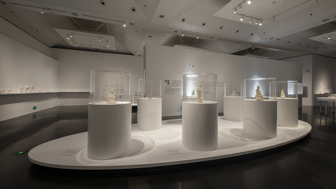 White and all China dehua ceramics exhibition, exhibition view. Courtesy of Tsinghua University Art Museum