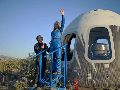 L'astronauta dell'NS-34 Deborah Martorell festeggia dopo aver volato nello spazio e ritorno (3 agosto 2025)