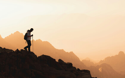 Uniquement mené par la force de ses jambes, le voyageur dévale les collines chiliennes, cherchant à percer les mystères du pays, à trouver enfin sa paix intérieure