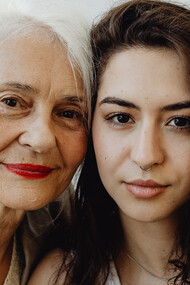 Je me souviens de Noël chez ma grand-mère, ma Nina, la matriarche de la famille, celle qui a réussi pendant des décennies à nous réunir tous autour de sa table, la table qui s'allongeait à mesure que la famille s'agrandissait