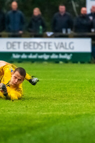 El balón vence al portero que observa el inminente gol. No se debe confundir el resultado de una actividad deportiva con mi valor como ser humano