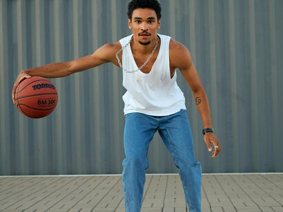 O cérebro humano é extremamente sensível a estímulos digitais. Cada notificação, mensagem ou vídeo no celular provoca uma pequena liberação de dopamina, neurotransmissor associado à sensação de recompensa. Esse mecanismo, repetido diversas vezes, cria uma espécie de “ciclo de expectativa” que mantém o sistema nervoso em alerta constante
