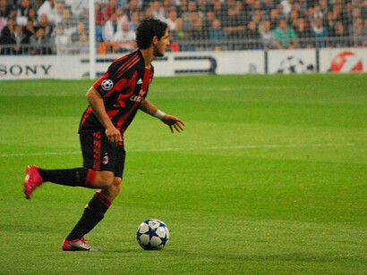 Alexandre Pato contrôle le ballon lors d’un match de Ligue des Champions avec l’AC Milan