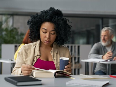 Aula de mestrado. Por mais que se pense que um estudante de mestrado vive para a dissertação, não é verdade. E também não pode ou não deve acontecer. As pessoas não vivem só para o trabalho. Têm momentos de descanso, comem, dormem, convivem com pessoas... Um estudante de mestrado também, por mais focado que seja no seu trabalho, também necessita de dormir, comer, distrair a mente
