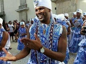 Carnaval de rua em Salvador. O carnaval é uma festa tão grandiosa que assim que acaba um, os blocos e camarotes já começam a se preparar para o próximo ano. Inclusive costumam abrir vendas um ano antes, com valor bem mais acessível por ser uma compra às cegas, ou seja, sem conhecimento das atrações que eles oferecerão