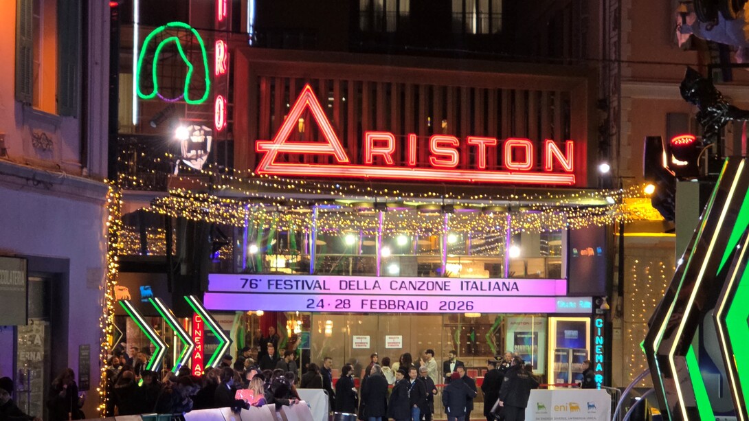 Esterno del teatro Ariston, Festival di Sanremo 2026, serata di mercoledì 26 febbraio 2026. Foto di Ferdinando Traversa
