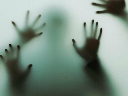 Pessoa atrás de vidro fosco. Os traficantes têm usado fotos e detalhes pessoais das pessoas  para ajudá-los a chantagear, contatar, preparar ou recrutar e monitorar vítimas. Nunca compartilhe informações pessoais, como seu número de telefone, endereço  ou localização ao vivo online
