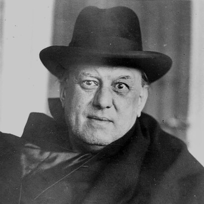Viaggiò in Asia, Africa e America, intrecciando esperienze spirituali con sperimentazioni di droghe e pratiche esoteriche. Nella foto Aleister Crowley nel 1929