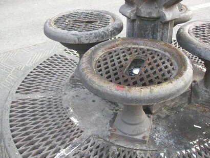 Una tarde calurosa bebí de esa agua, luego me senté junto a la fuente esperando a Dios. Fuente de Canaletas. La Rambla, plaza Cataluña, Barcelona. España