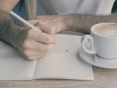 Scrivere è come un respiro profondo per l'anima, un modo per calmare il turbinio dell'ansia e restituire ordine ai nostri pensieri