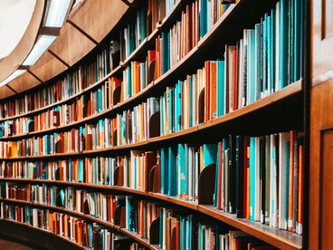 Inseguita dal dio, Dafne chiede aiuto al padre Peneo e viene trasformata in un albero di alloro per sfuggire ad Apollo