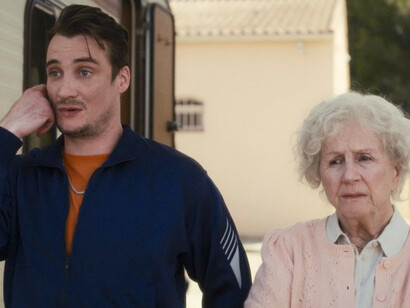 Hélène Vincent e Pierre Lottin in una scena del film "Buon Viaggio Marie", regia di Enya Baroux