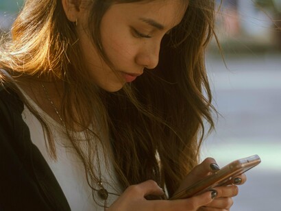 Zero seguidores. Vazio instagramável. Mas o “inimigo” agora era outro: o desfile hipnótico de vidas perfeitas, bem-sucedidas e estrategicamente editadas que só o Instagram sabe entregar. Nesse caldeirão agridoce, me vi fazendo exatamente aquilo que prometi a mim mesma não fazer: procurando o que não devia, vendo o que não precisava e observando quem eu jamais poderia ser