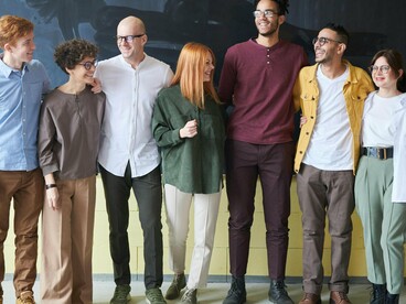 A diversidade de pensamento é a maior riqueza de uma sociedade. Do mesmo modo, a alternância de grupos no poder é altamente louvável porque é por meio dessa alternância que podemos sentir a diversidade de entendimentos ideológicos que permeiam a sociedade humana
