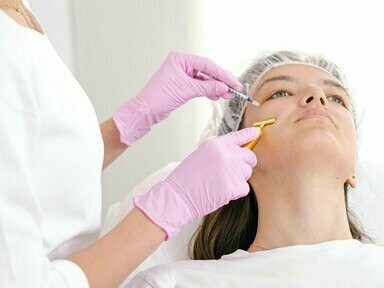 Mulher se submete a procedimento estético. A responsabilidade civil do médico na área estética é uma questão delicada. Diferente da medicina tradicional, onde muitas vezes o objetivo é salvar vidas, na medicina estética, os pacientes buscam melhora na aparência e, consequentemente, expectativas elevadas são criadas