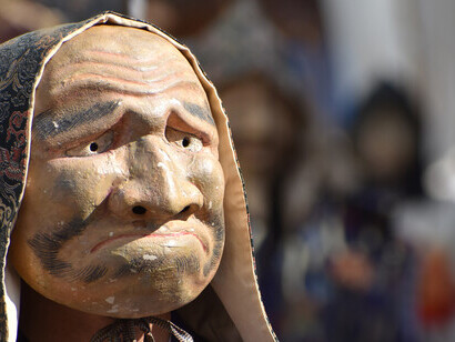 Hombre con una máscara de Jii (anciano). En el desfile anual Menkake Gyōretsu en Sakanoshita, Kamakura.   
"El hombre que es un ángel se enmascara de diablo. El que es un diablo se enmascara de ángel"