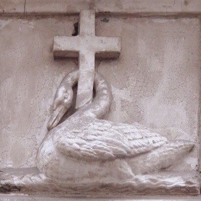 Nella tradizione cristiana è il segno della redenzione, della morte e della risurrezione di Cristo. Cigno incrociato in rilievo, 13 rue Galande, Parigi 5° arrond, Francia 