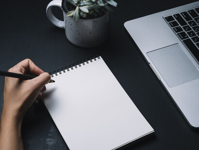 Separar ideas en distintas oraciones permite organizar mejor la información y facilita su lectura