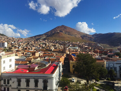 Su importante historia, la abundancia de su cerro y la altitud a la que se encuentra hicieron que en 1987 la Unesco la declarara Patrimonio Cultural y Natural de la Humanidad. Catedral de Potosí, Bolivia 